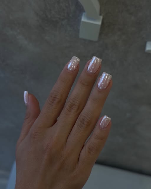 Nude περλέ chrome μανικιούρ από το Amore Nail Room