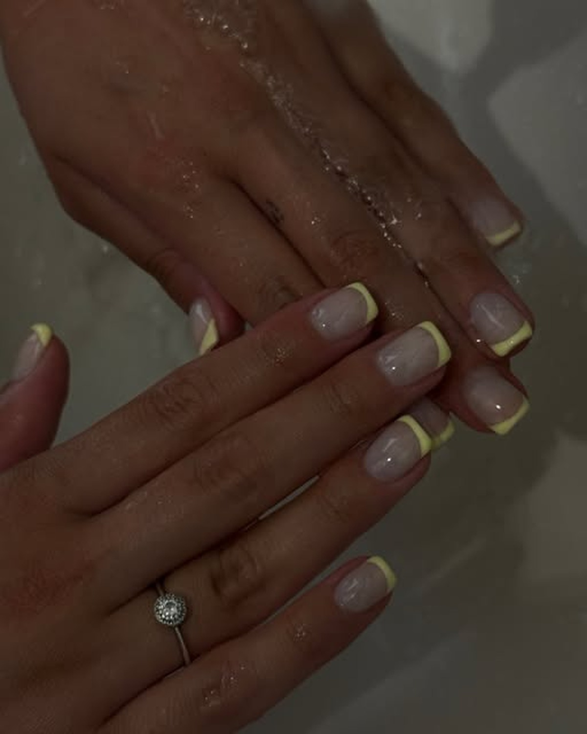 Κίτρινο french μανικιούρ από το Amore Nail Room