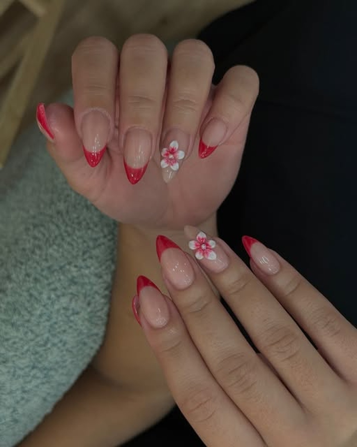 Κόκκινο french μανικιούρ με 3D λουλούδι από το Amore Nail Room