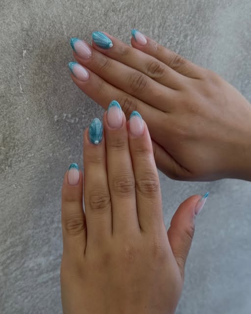 Aqua french μανικιούρ με nail art από το Amore Nail Room