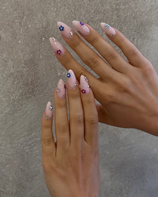 Μανικιούρ με λουλούδια και στρας από το Amore Nail Room