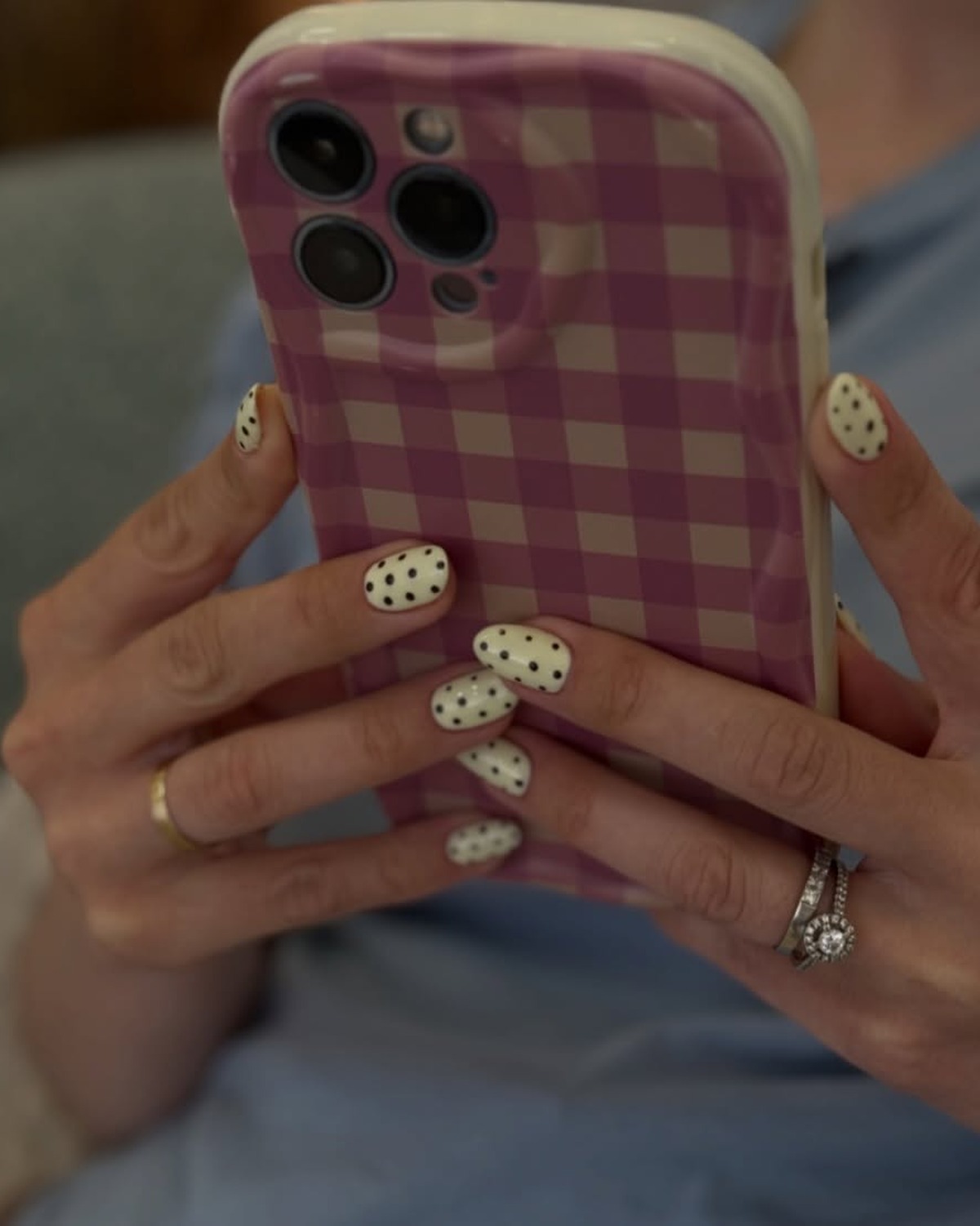 Μανικιούρ με μαύρο πουά σχέδιο από το Amore Nail Room