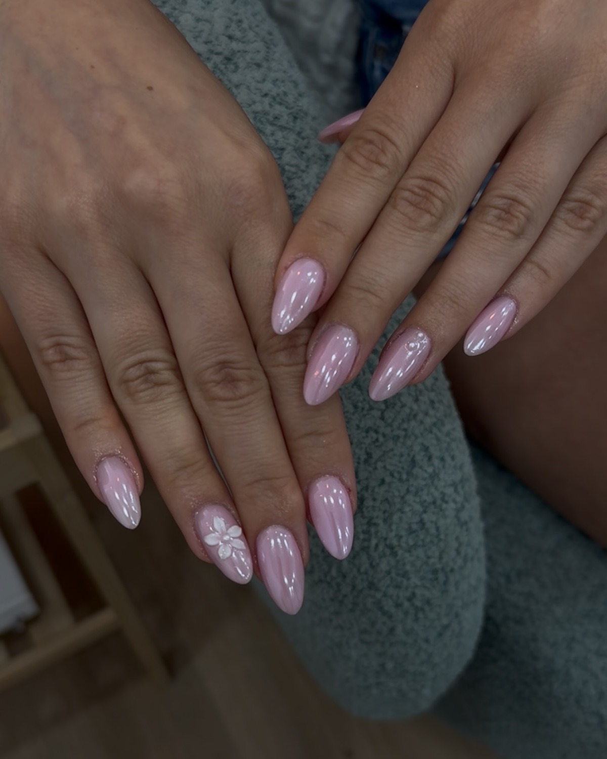Ροζ chrome μανικιούρ με λευκό λουλούδι από το Amore Nail Room